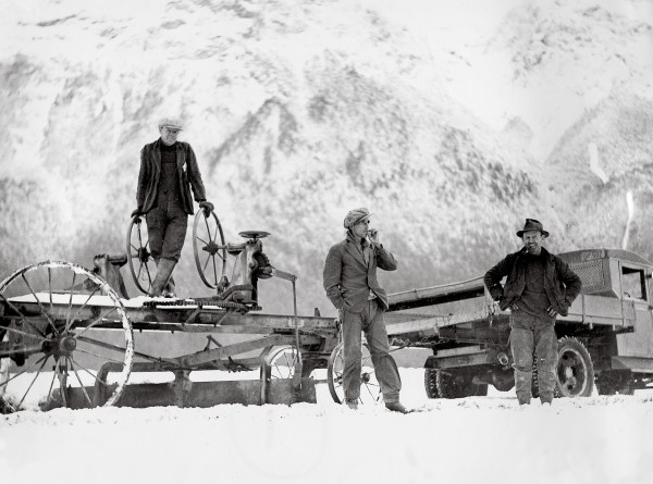 55_Milford_15 Road-maintenance equipment has come a long way in seven decades. A horse-drawn snow plough here being towed by a truck-is a far cry from the sophisticated, comfortable and powerful equipment used to keep the road open today. Although visitors hope for fine weather and good visibility on the journey to Milford, water, wind and snow impart their own magic to the landscape—a landscape that they have substantially shaped.
